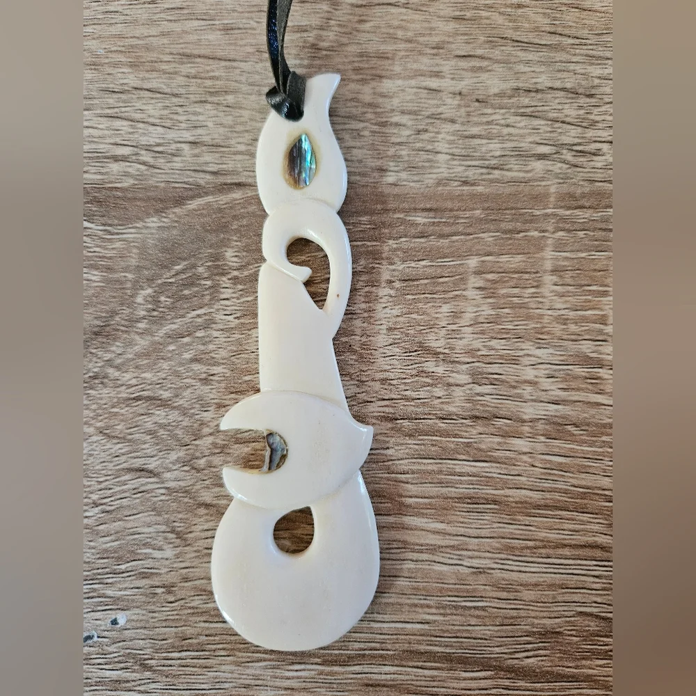 Polynesian Hand Carved Bone Fish and Abalone With Black Leather Chain - Picture 3 of 7